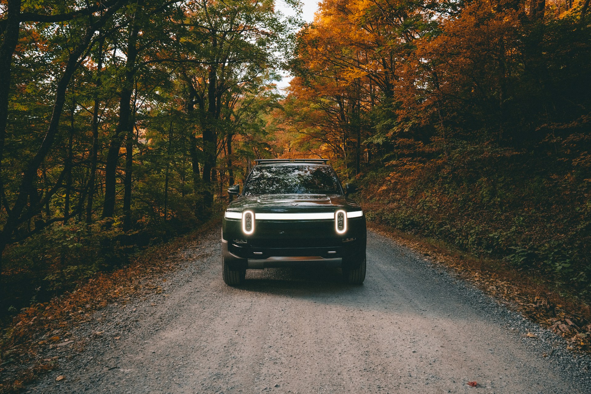 You are currently viewing Rivian Unveils Enhanced R1S with Improved Suspension